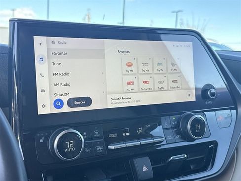 Used 2024 Toyota Highlander XLE image 16