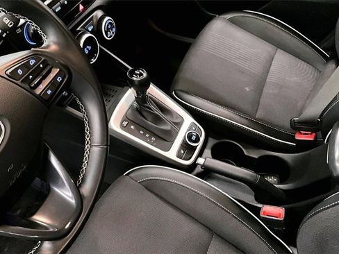 Used 2024 Hyundai Venue Limited image 14