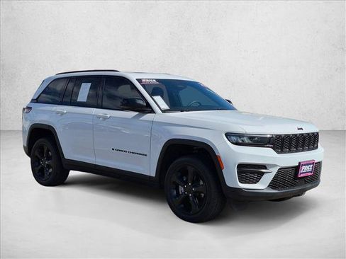 Used 2023 Jeep Grand Cherokee Altitude AWD/4WD image 3