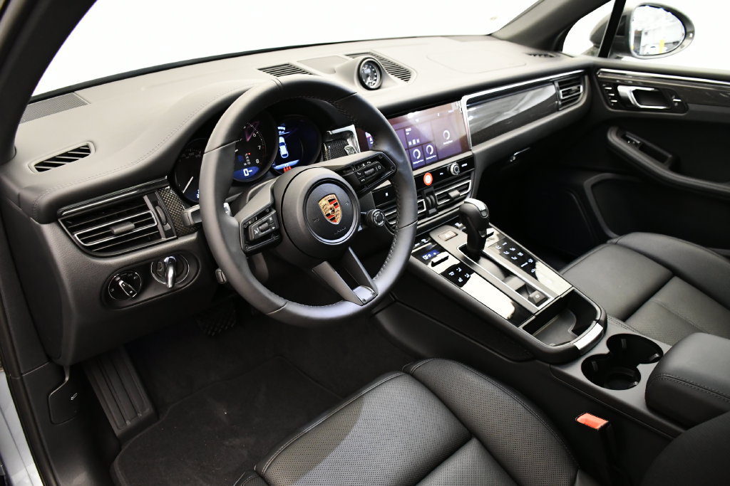 Certified 2026 Porsche Macan Turbo AWD/4WD image 4