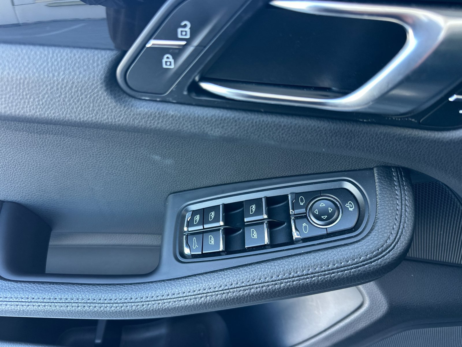 Used 2023 Porsche Macan AWD/4WD image 28