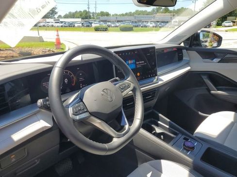 Certified 2025 Volkswagen Tiguan SE w/ Panoramic Sunroof Package AWD/4WD image 18