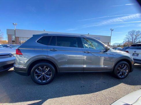 Certified 2022 Volkswagen Tiguan SE w/ Panoramic Sunroof Package image 2
