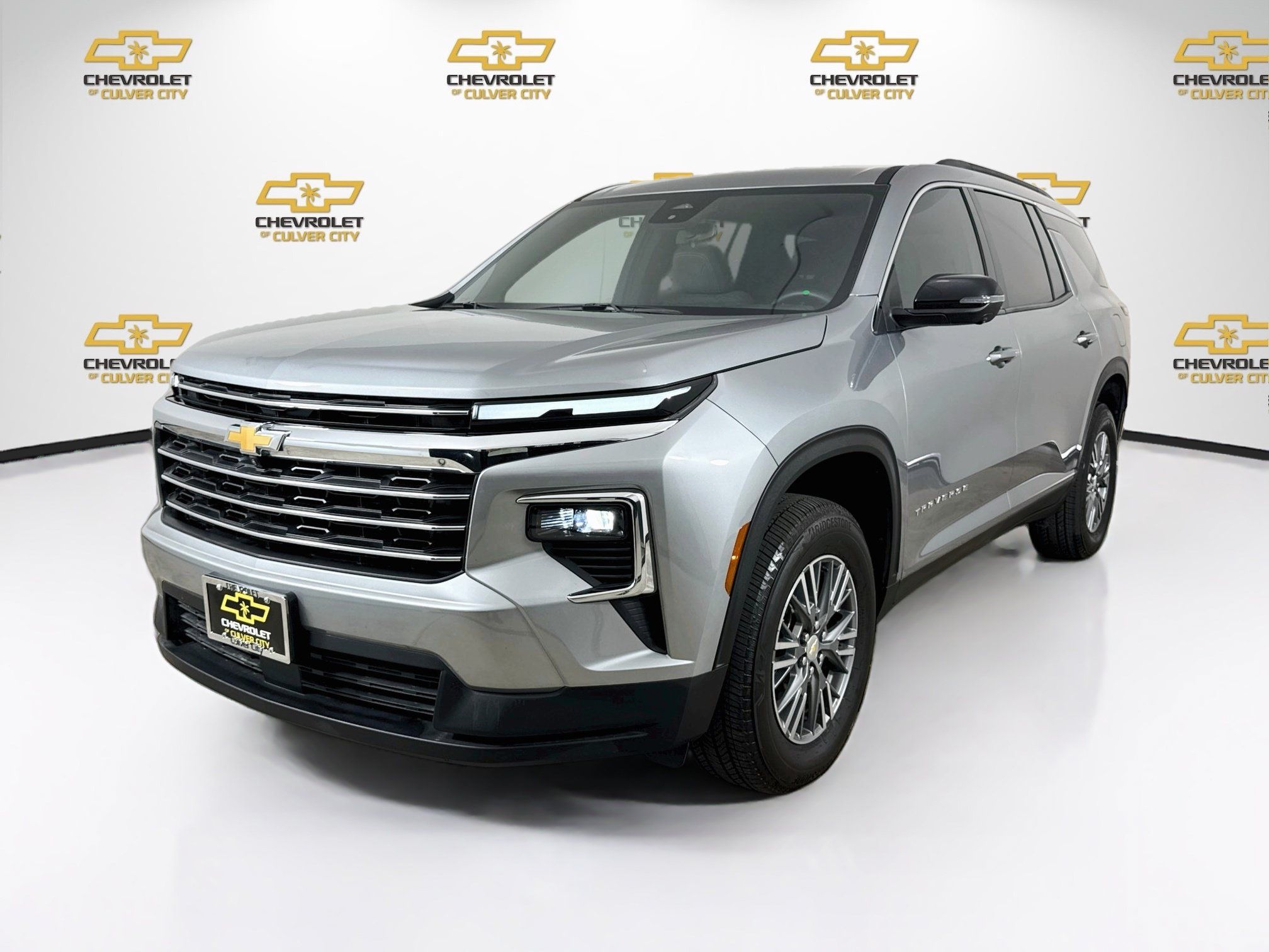Used 2025 Chevrolet Traverse LT w/ Driver Confidence Package AWD/4WD image 3