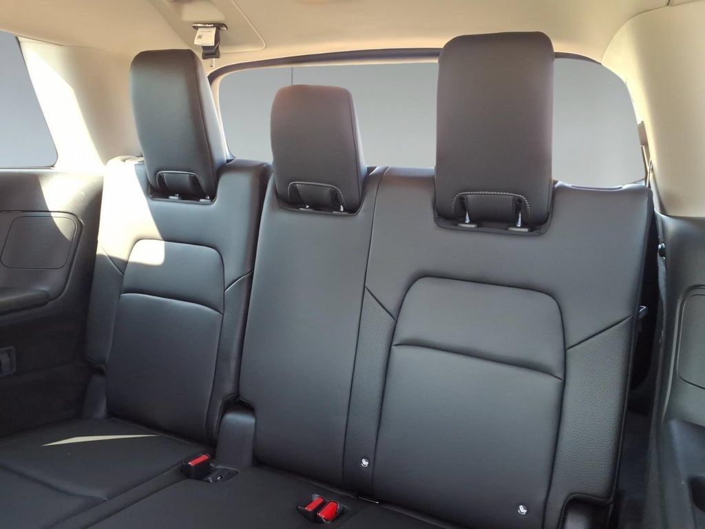 Used 2025 Nissan Pathfinder SL FWD image 10