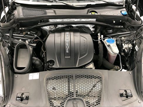Used 2018 Porsche Macan AWD/4WD image 19
