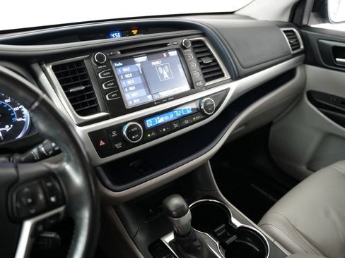 Used 2017 Toyota Highlander XLE AWD/4WD image 19