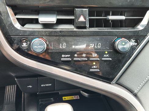 Used 2023 Toyota Camry SE w/ Cold Weather Package FWD image 21