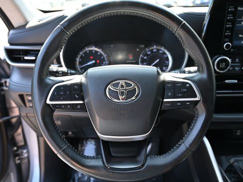 Used 2022 Toyota Highlander XLE AWD/4WD image 21