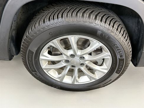 Used 2019 Jeep Cherokee Latitude w/ Popular Appearance Group image 11