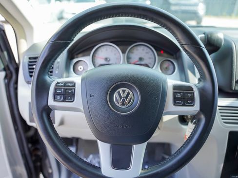 Used 2013 Volkswagen Routan SE FWD image 6