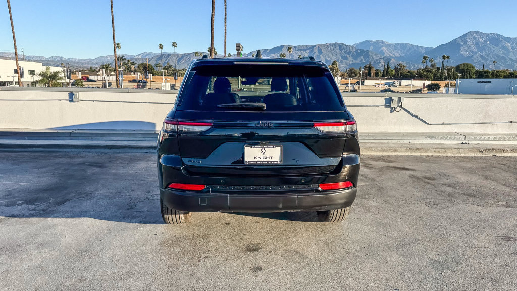 Used 2025 Jeep Grand Cherokee Altitude AWD/4WD image 8