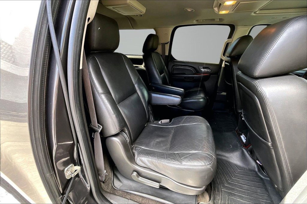 Used 2011 Cadillac Escalade ESV Premium RWD image 18
