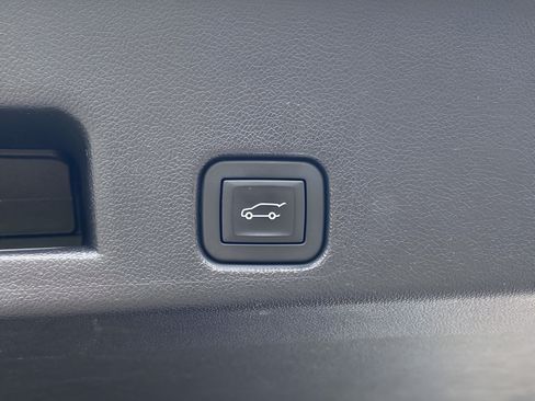 Used 2025 Chevrolet Traverse LT FWD image 9