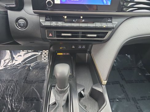 Used 2025 Toyota Camry SE image 30