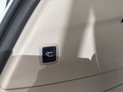 Used 2023 Chrysler Pacifica Limited FWD image 13