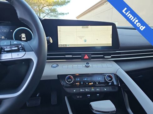 Used 2025 Hyundai Elantra Limited image 20