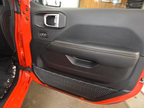 Used 2025 Jeep Wrangler Unlimited Sahara w/ Safety Group image 9