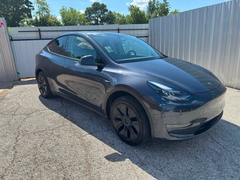 Used 2025 Tesla Model Y Long Range RWD image 2