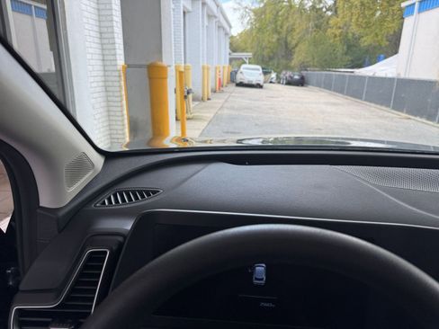 Used 2025 Kia Sportage LX image 32