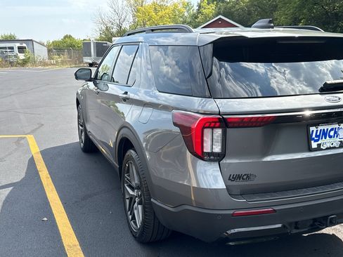 Used 2025 Ford Explorer ST-Line w/ ST-Line Street Pack AWD/4WD image 13