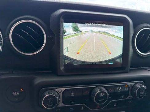 Used 2022 Jeep Wrangler Unlimited Sahara AWD/4WD image 9