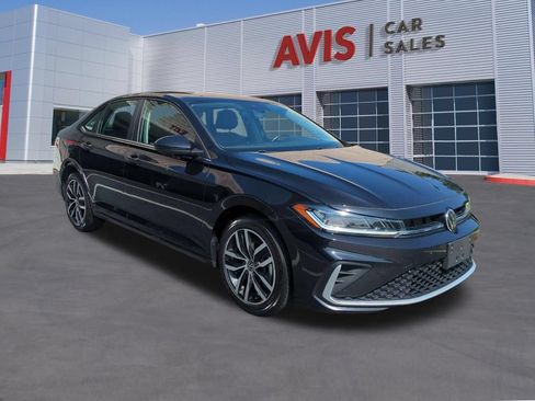 Used 2025 Volkswagen Jetta SE FWD image 3