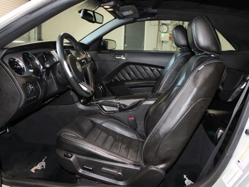 Used 2010 Ford Mustang GT RWD image 9