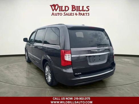 Used 2016 Chrysler Town & Country Touring-L FWD image 23