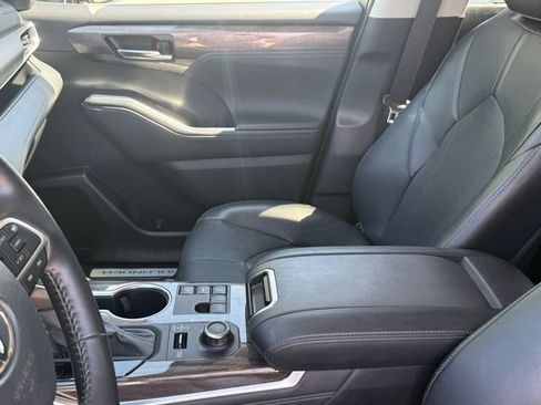 Used 2024 Toyota Highlander Limited AWD/4WD image 11