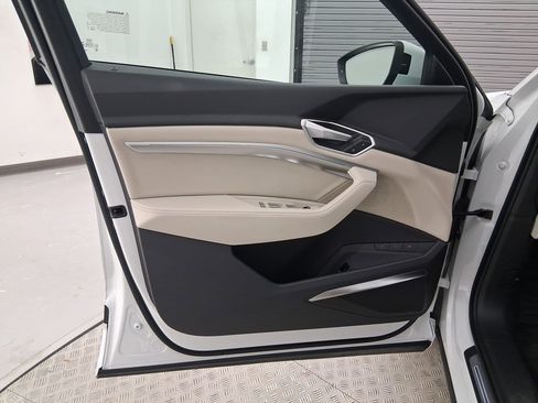 Used 2022 Audi e-tron Premium Plus w/ Premium Plus Package image 19