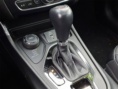 Used 2022 Jeep Cherokee Limited w/ Elite Package image 15