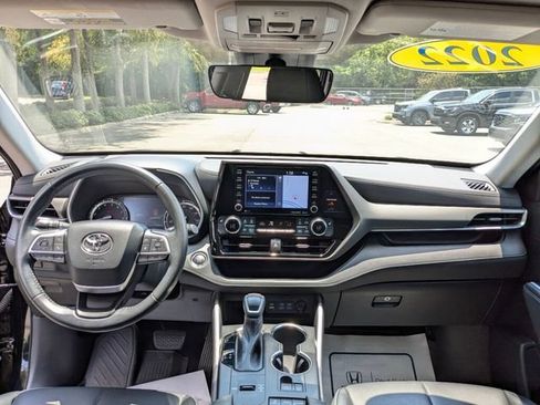 Used 2022 Toyota Highlander XLE FWD image 14