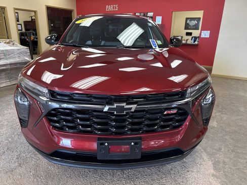 Used 2024 Chevrolet Trax RS FWD image 2