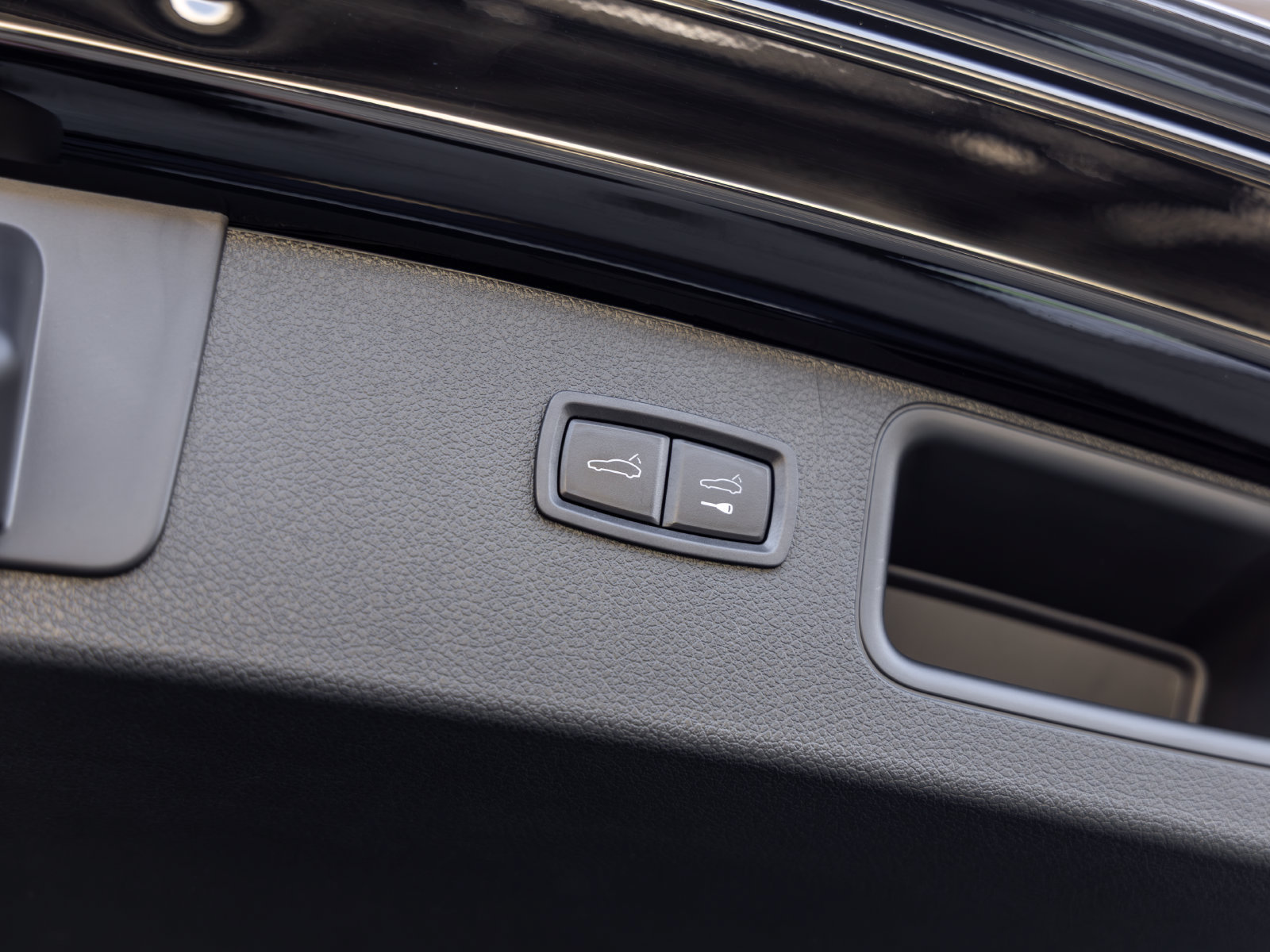 Certified 2025 Porsche Macan Turbo AWD/4WD image 57