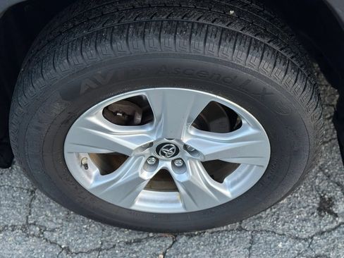 Used 2019 Toyota RAV4 LE w/ Carpet Mat Package AWD/4WD image 33