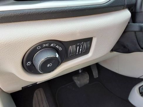 Used 2023 Chrysler Pacifica Touring-L FWD image 55