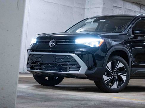 New 2026 Volkswagen Taos SE AWD/4WD image 2