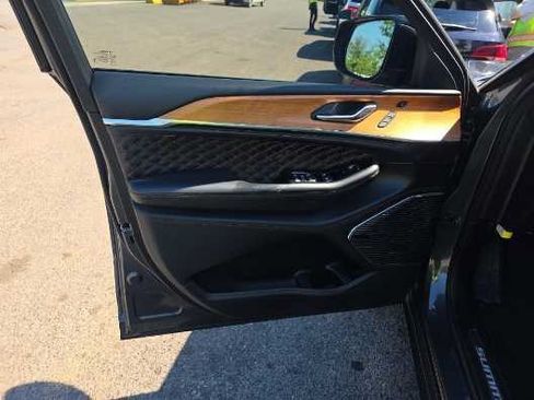 Used 2023 Jeep Grand Cherokee Summit AWD/4WD image 9