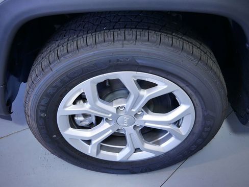 Used 2024 Jeep Compass Latitude image 19