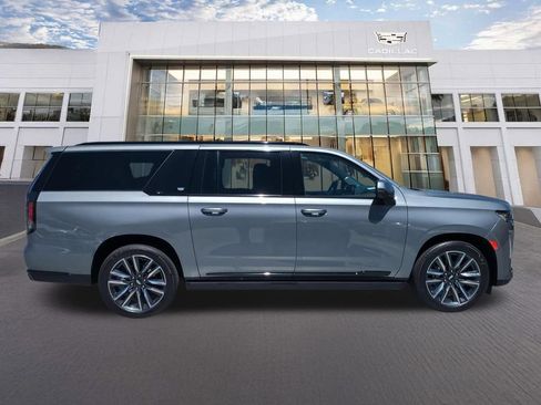 Certified 2022 Cadillac Escalade ESV Sport Platinum w/ Heavy-Duty Trailer Package AWD/4WD image 4
