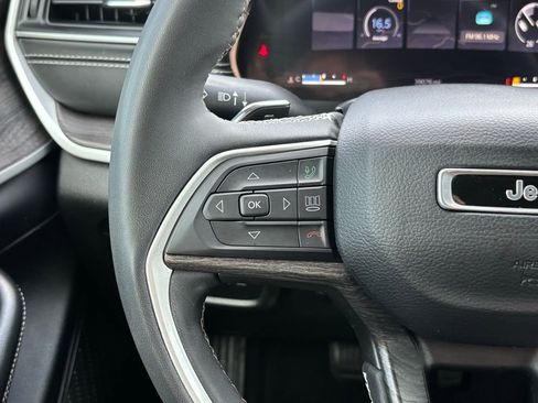 Used 2023 Jeep Grand Cherokee Limited w/ Luxury Tech Group II image 18