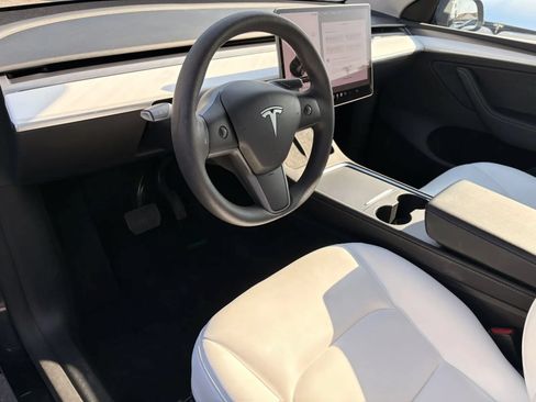 Used 2024 Tesla Model Y Long Range RWD image 10