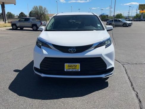 Used 2025 Toyota Sienna LE AWD/4WD image 3