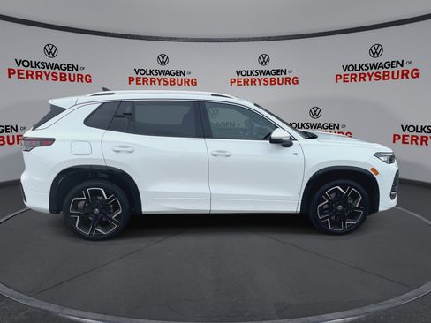 Certified 2025 Volkswagen Tiguan SEL R-Line image 9