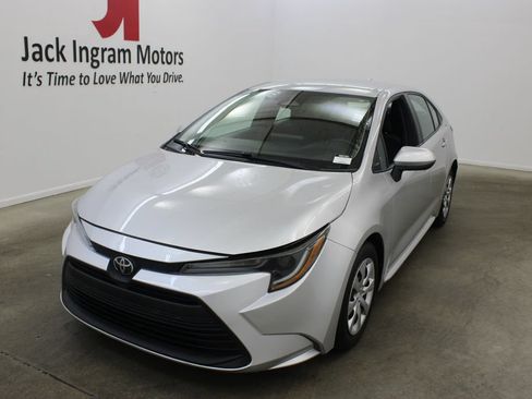 Used 2023 Toyota Corolla LE FWD image 2