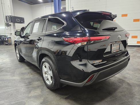 Used 2023 Toyota Highlander LE AWD/4WD image 14