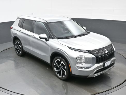 Used 2023 Mitsubishi Outlander SE image 41