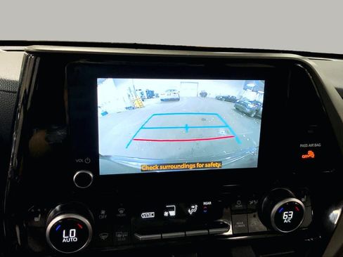 Used 2023 Toyota Highlander XLE AWD/4WD image 27