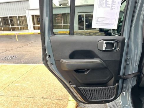 Used 2025 Jeep Wrangler Unlimited Sahara AWD/4WD image 16